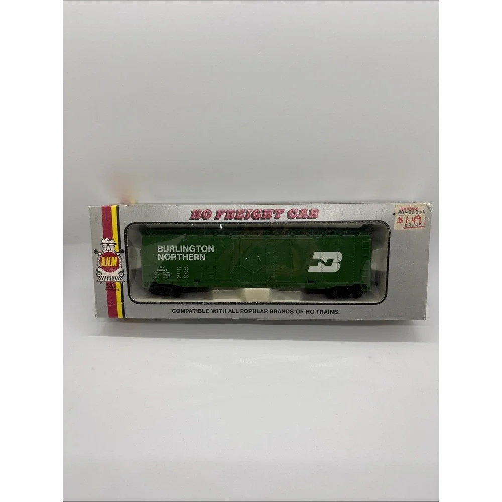AHM #100024 Ho Scale Green Burlington Northern Box Car Very Good Condition